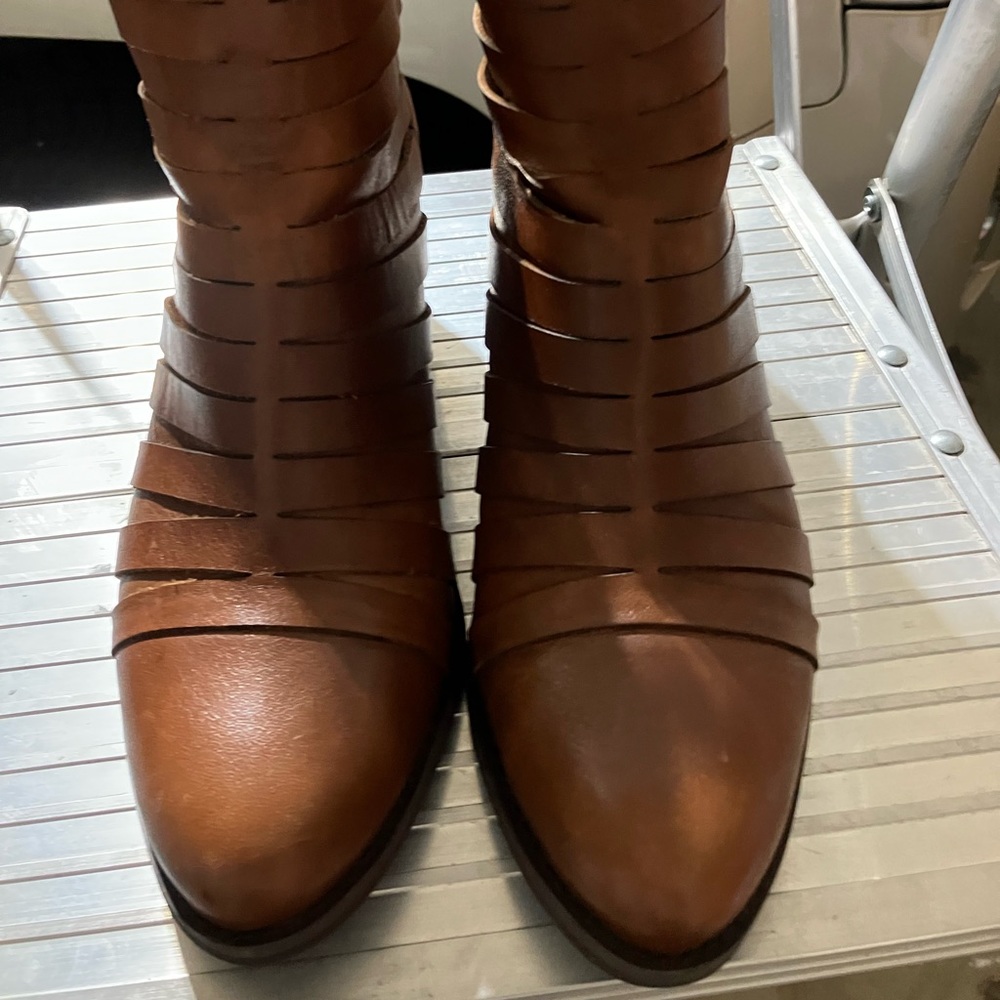 Carlos Santana Vanna Im Cognac. Love these boots!